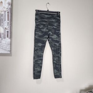 Athleta ultimate 7/8 tight camo leggings size XS